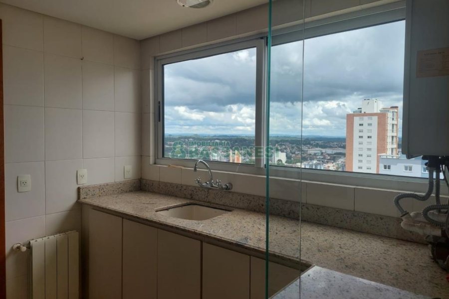Apartamento com 187m², 3 dormitórios, 4 vagas, no bairro Centro em Caxias do Sul para Comprar