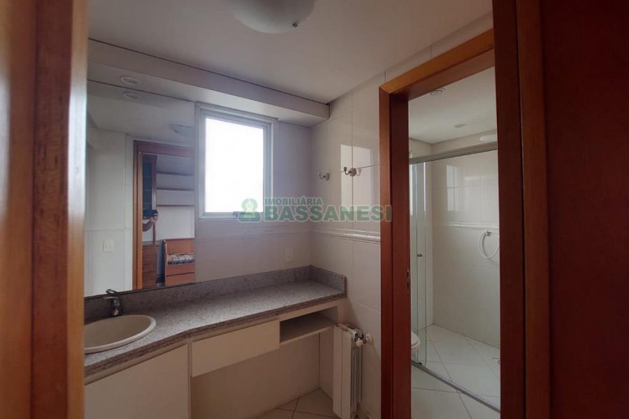 Apartamento com 187m², 3 dormitórios, 4 vagas, no bairro Centro em Caxias do Sul para Comprar
