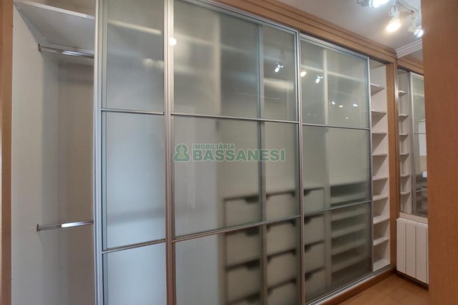 Apartamento com 187m², 3 dormitórios, 4 vagas, no bairro Centro em Caxias do Sul para Comprar