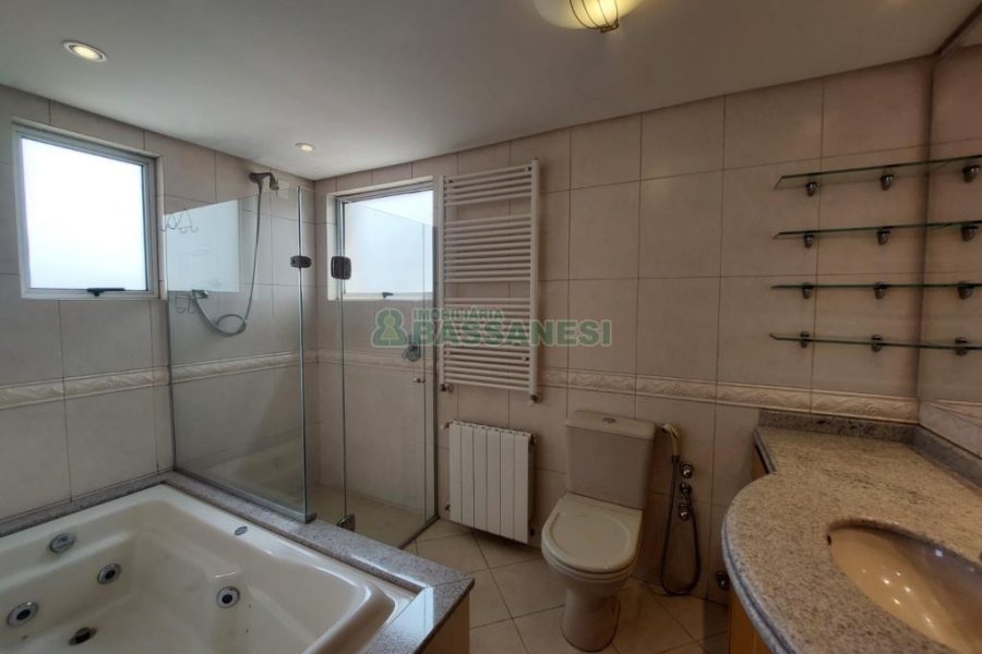 Apartamento com 187m², 3 dormitórios, 4 vagas, no bairro Centro em Caxias do Sul para Comprar