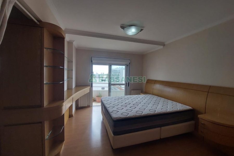 Apartamento com 187m², 3 dormitórios, 4 vagas, no bairro Centro em Caxias do Sul para Comprar