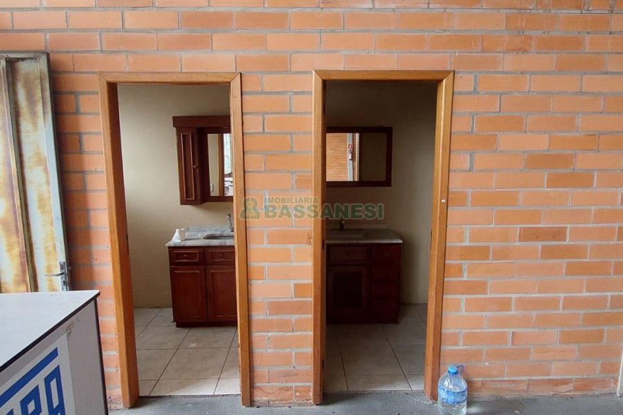 Pavilhão com 700m², no bairro Cinquentenário em Caxias do Sul para Alugar