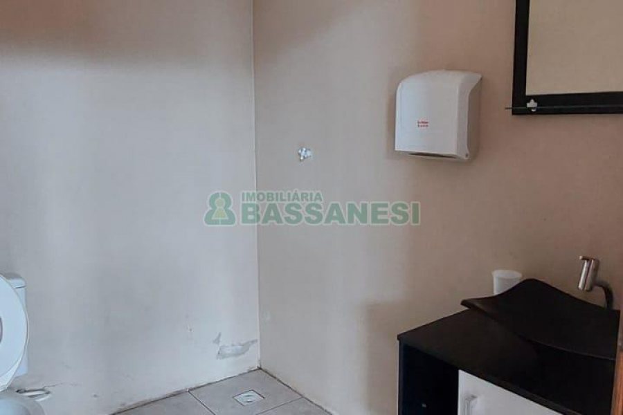 Pavilhão com 700m², no bairro Cinquentenário em Caxias do Sul para Alugar