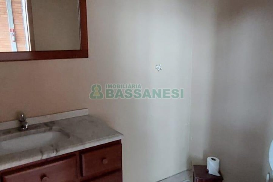 Pavilhão com 700m², no bairro Cinquentenário em Caxias do Sul para Alugar