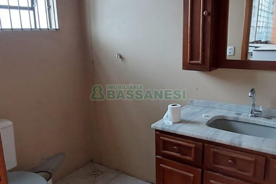 Pavilhão com 700m², no bairro Cinquentenário em Caxias do Sul para Alugar
