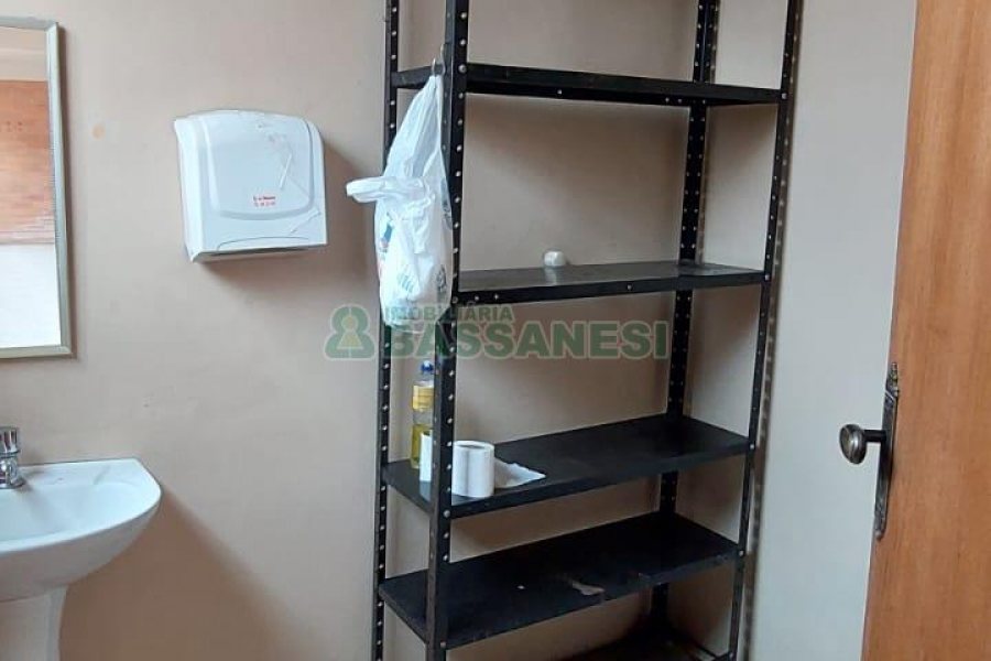 Pavilhão com 700m², no bairro Cinquentenário em Caxias do Sul para Alugar