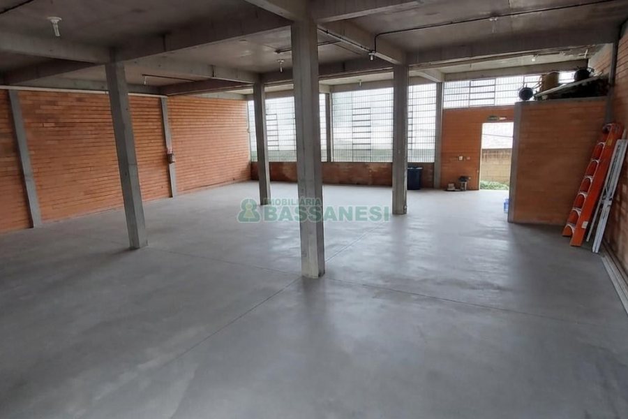 Pavilhão com 700m², no bairro Cinquentenário em Caxias do Sul para Alugar