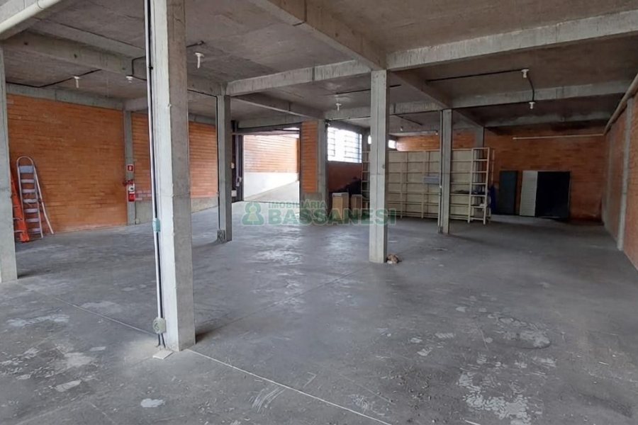 Pavilhão com 700m², no bairro Cinquentenário em Caxias do Sul para Alugar