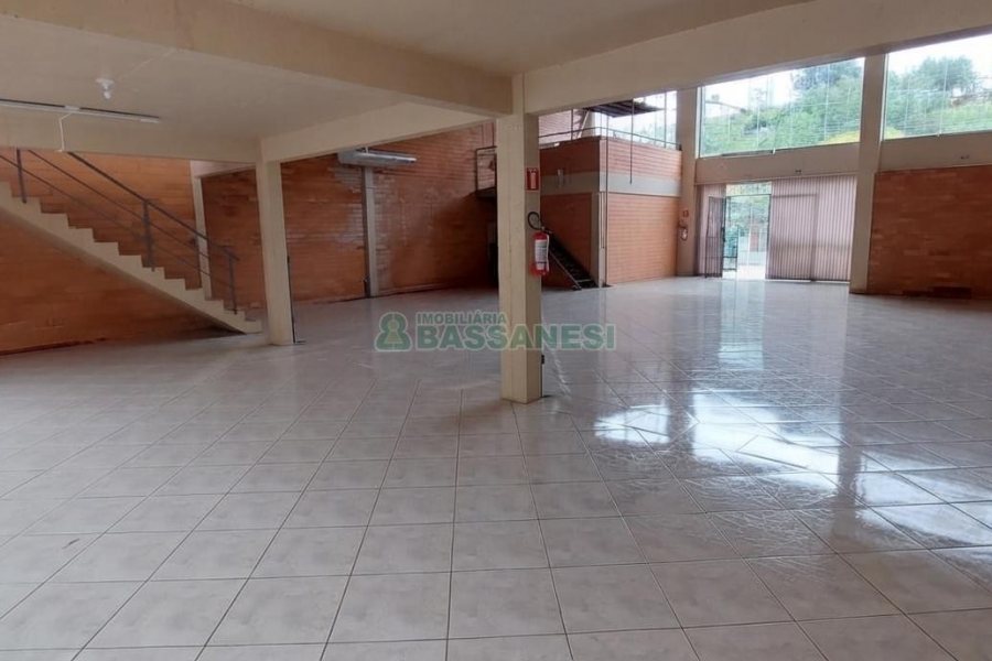 Pavilhão com 700m², no bairro Cinquentenário em Caxias do Sul para Alugar