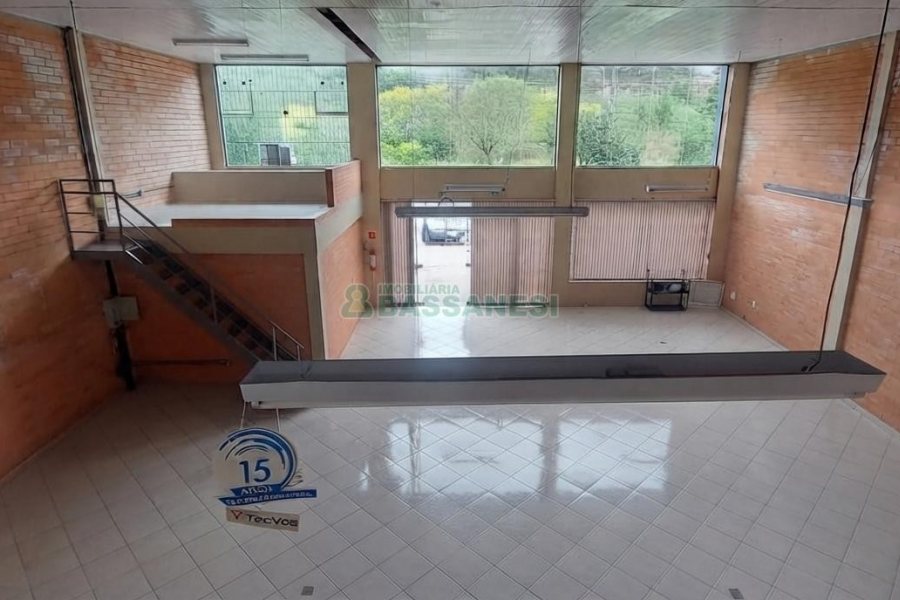Pavilhão com 700m², no bairro Cinquentenário em Caxias do Sul para Alugar