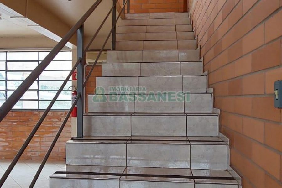 Pavilhão com 700m², no bairro Cinquentenário em Caxias do Sul para Alugar