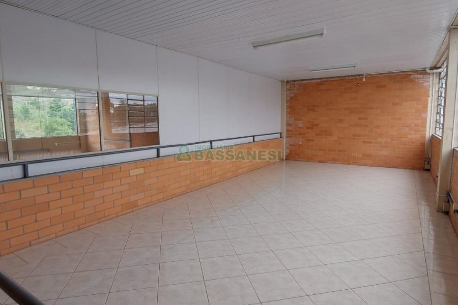 Pavilhão com 700m², no bairro Cinquentenário em Caxias do Sul para Alugar