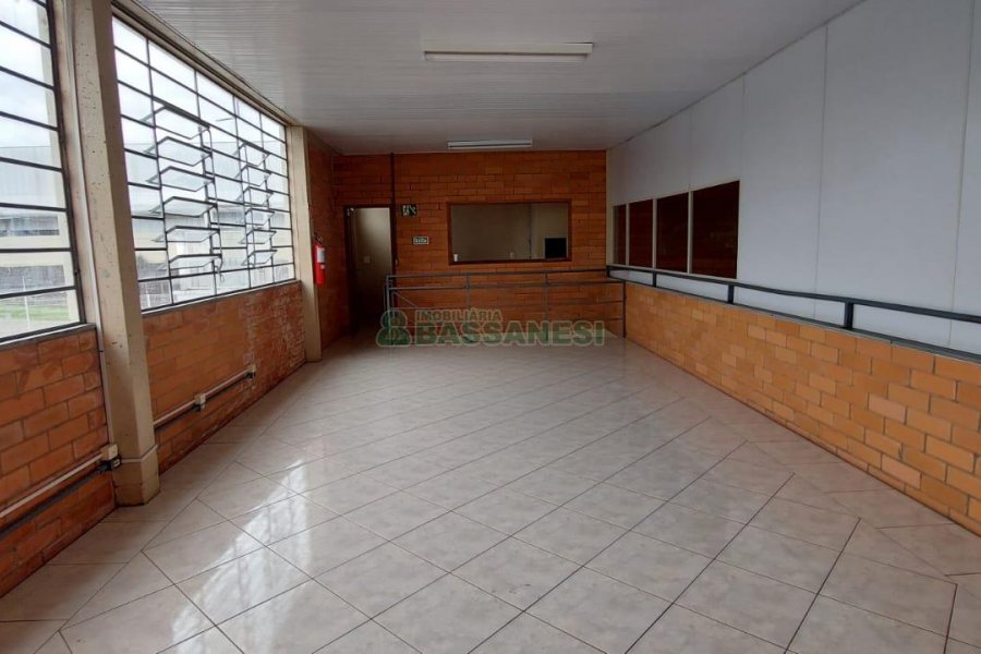 Pavilhão com 700m², no bairro Cinquentenário em Caxias do Sul para Alugar