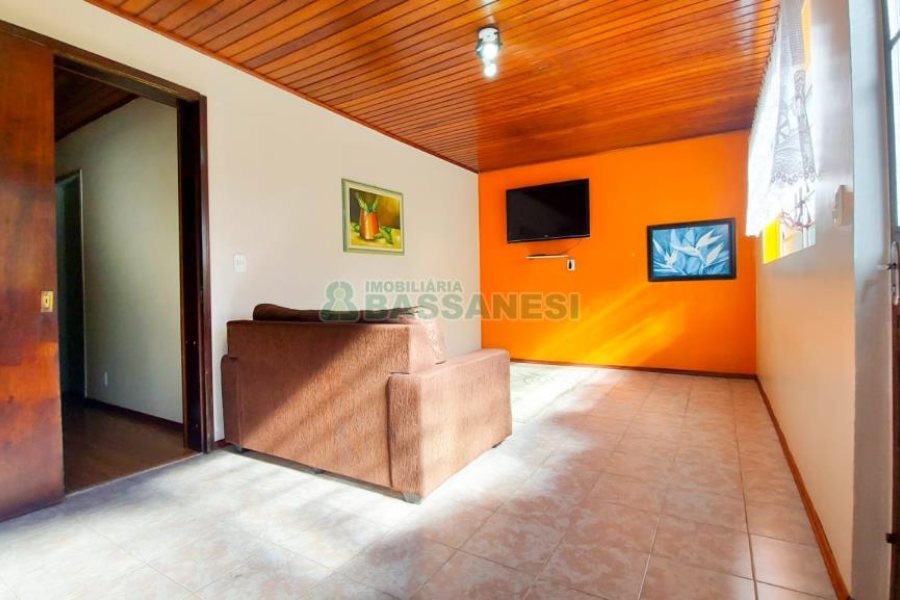 Casa com 220m², 4 dormitórios, 2 vagas, no bairro Santa Catarina em Caxias do Sul para Comprar