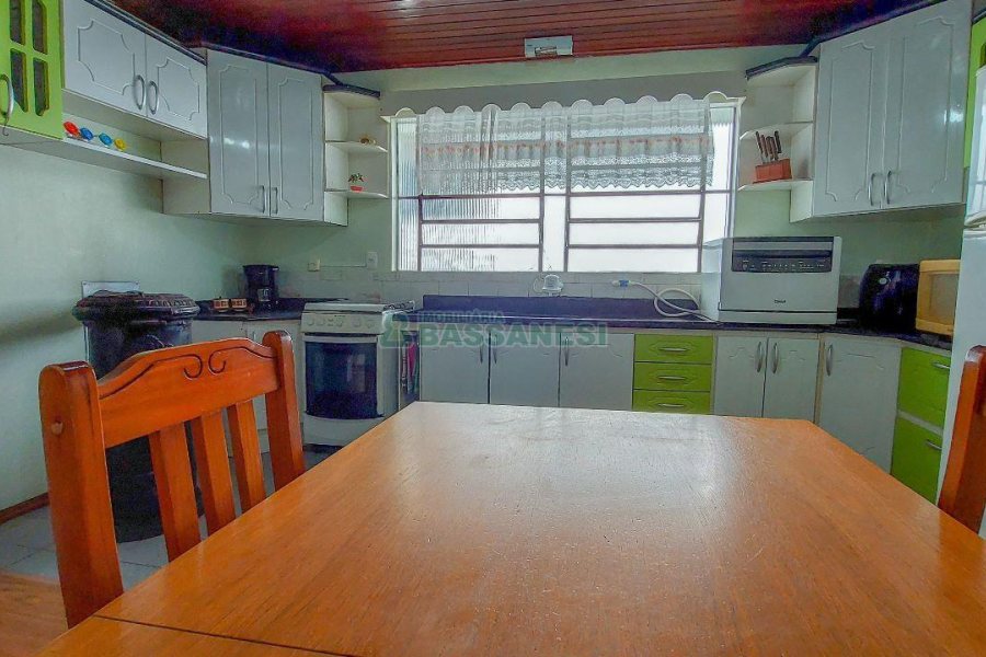 Casa com 220m², 4 dormitórios, 2 vagas, no bairro Santa Catarina em Caxias do Sul para Comprar