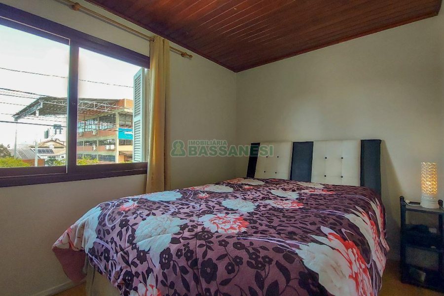 Casa com 220m², 4 dormitórios, 2 vagas, no bairro Santa Catarina em Caxias do Sul para Comprar