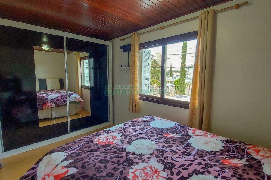 Casa com 220m², 4 dormitórios, 2 vagas, no bairro Santa Catarina em Caxias do Sul para Comprar