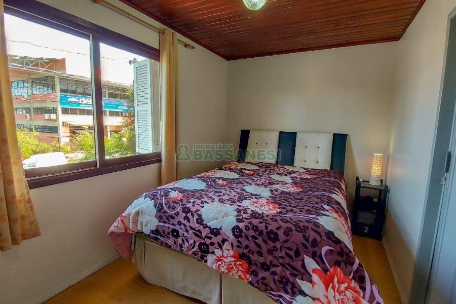 Casa com 220m², 4 dormitórios, 2 vagas, no bairro Santa Catarina em Caxias do Sul para Comprar