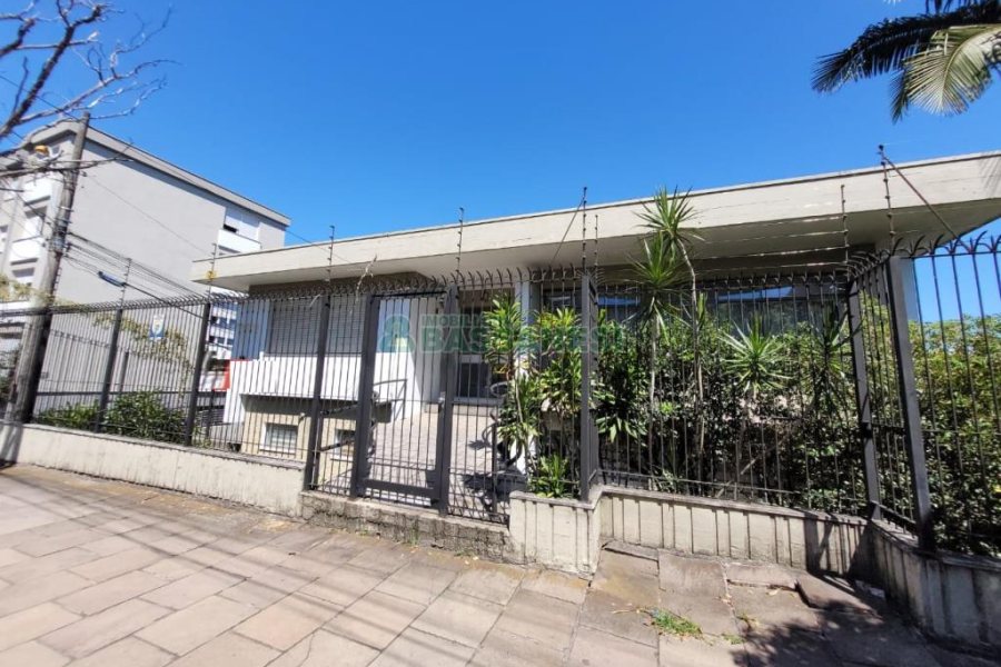 Casa com 335m², 6 dormitórios, 2 vagas, no bairro Exposição em Caxias do Sul para Comprar