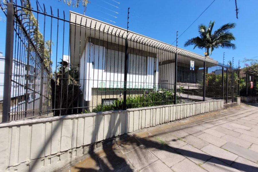 Casa com 335m², 6 dormitórios, 2 vagas, no bairro Exposição em Caxias do Sul para Comprar