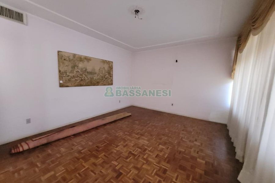 Casa com 335m², 6 dormitórios, 2 vagas, no bairro Exposição em Caxias do Sul para Comprar