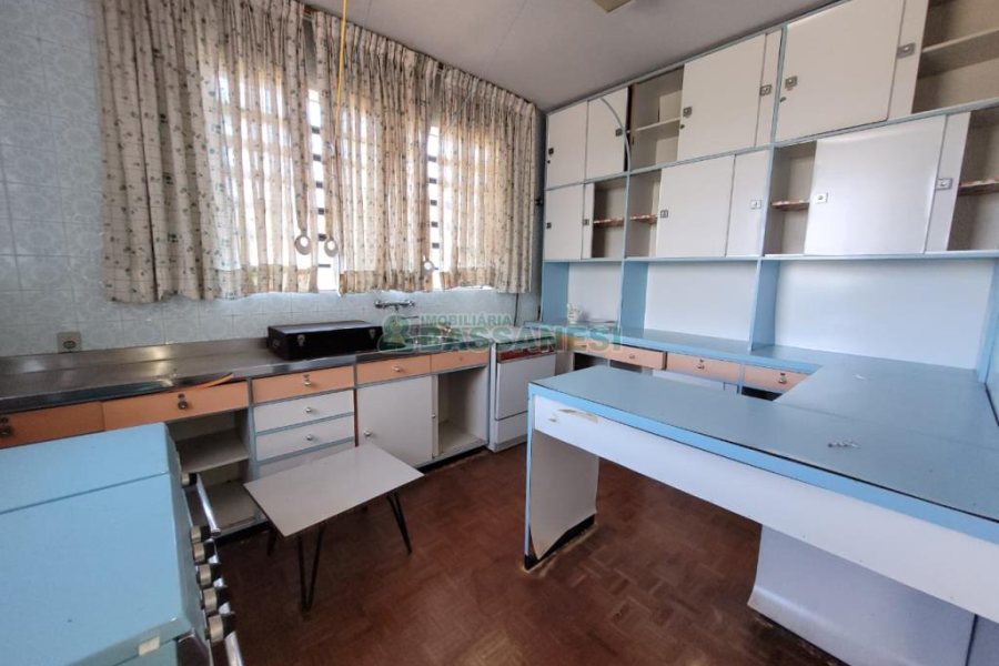 Casa com 335m², 6 dormitórios, 2 vagas, no bairro Exposição em Caxias do Sul para Comprar