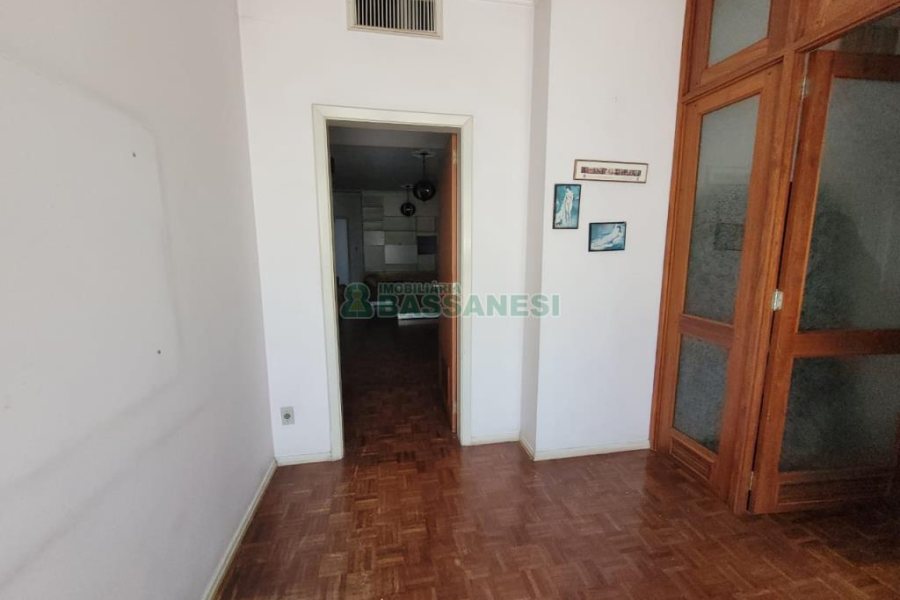 Casa com 335m², 6 dormitórios, 2 vagas, no bairro Exposição em Caxias do Sul para Comprar