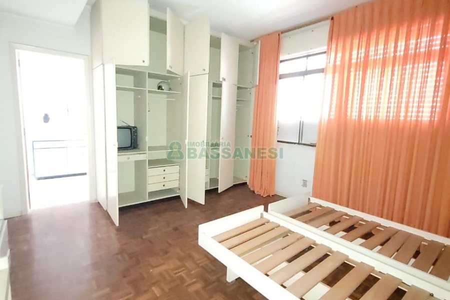 Casa com 335m², 6 dormitórios, 2 vagas, no bairro Exposição em Caxias do Sul para Comprar