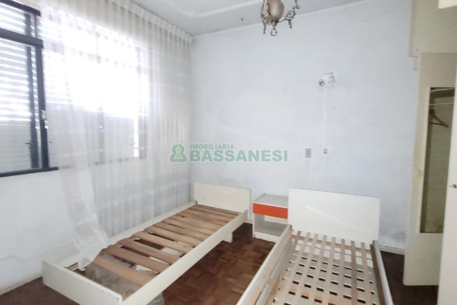 Casa com 335m², 6 dormitórios, 2 vagas, no bairro Exposição em Caxias do Sul para Comprar