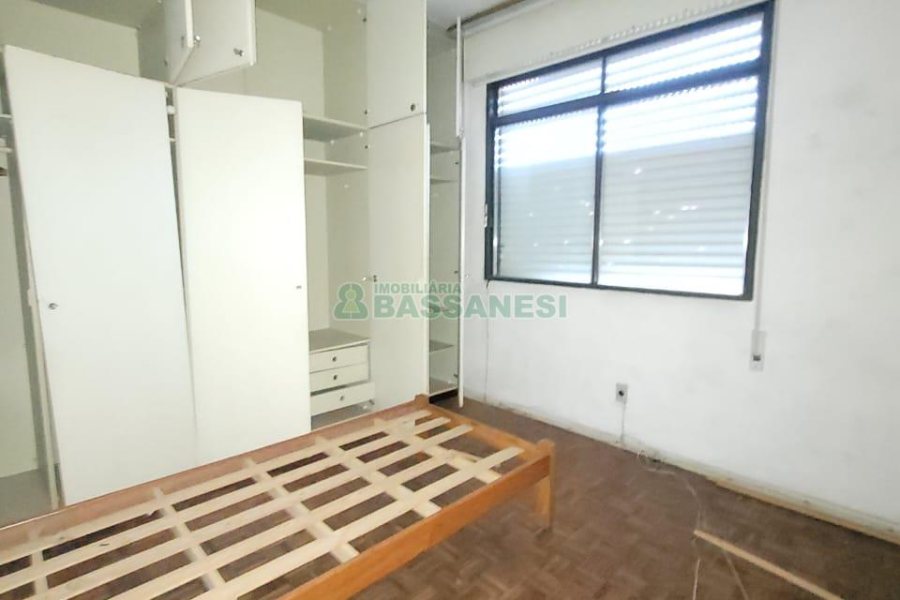 Casa com 335m², 6 dormitórios, 2 vagas, no bairro Exposição em Caxias do Sul para Comprar