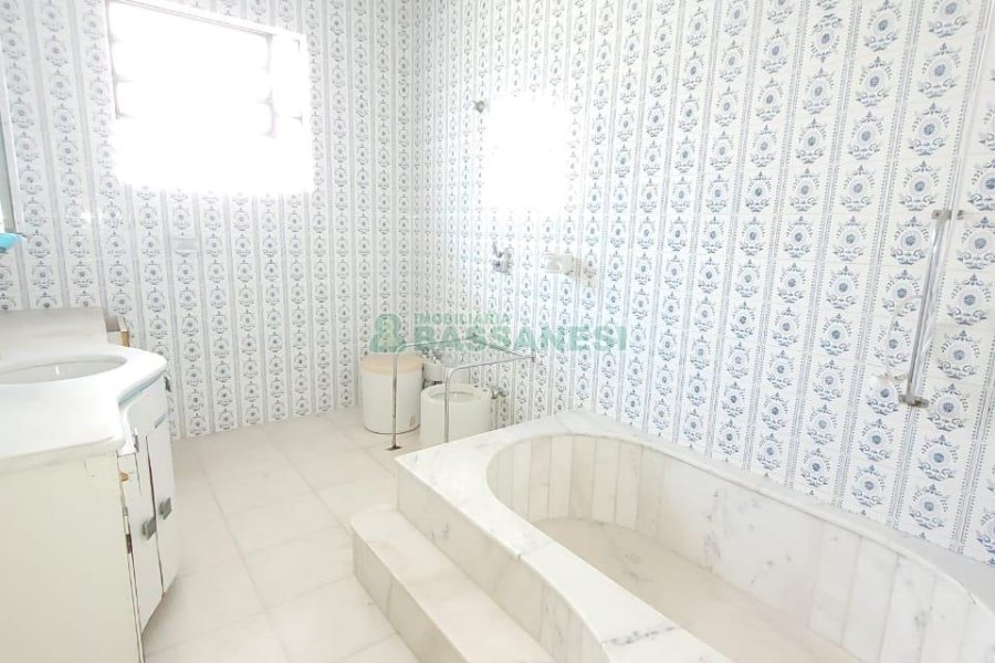 Casa com 335m², 6 dormitórios, 2 vagas, no bairro Exposição em Caxias do Sul para Comprar