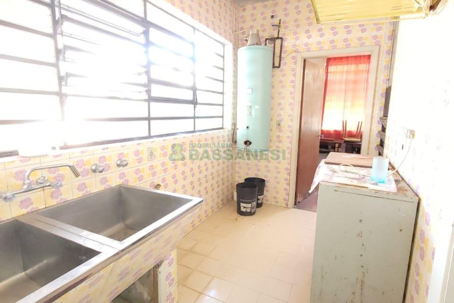 Casa com 335m², 6 dormitórios, 2 vagas, no bairro Exposição em Caxias do Sul para Comprar