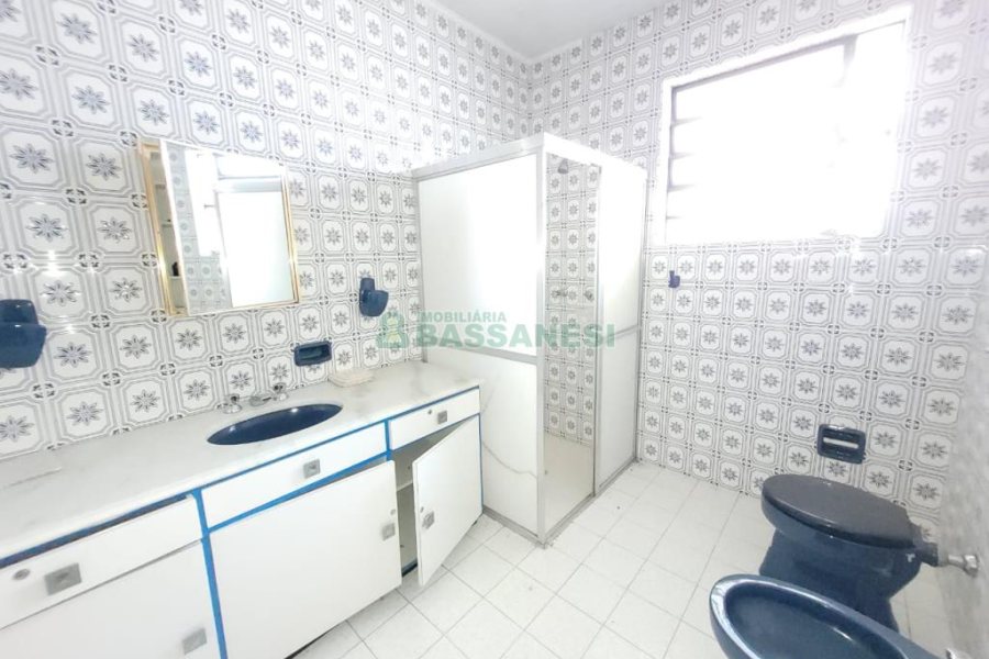 Casa com 335m², 6 dormitórios, 2 vagas, no bairro Exposição em Caxias do Sul para Comprar