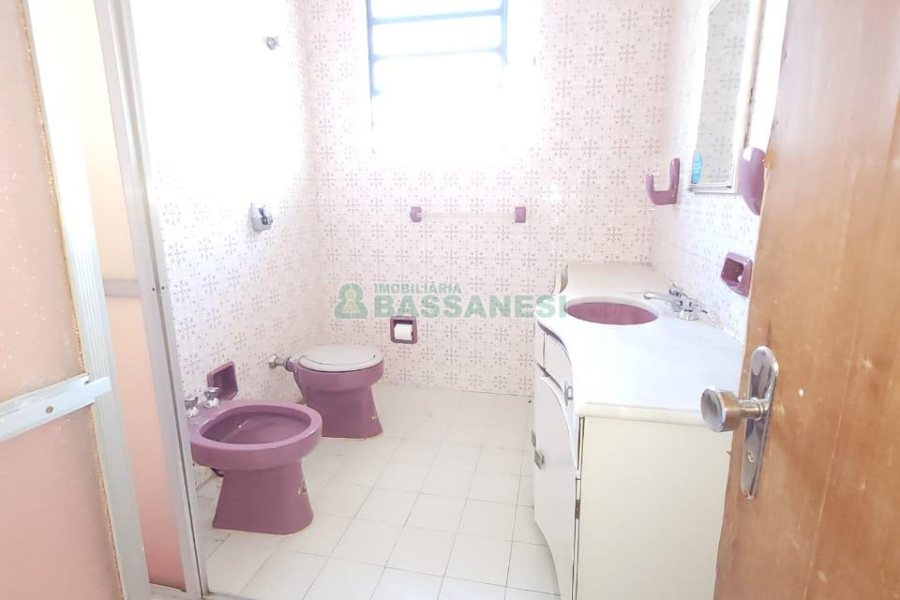 Casa com 335m², 6 dormitórios, 2 vagas, no bairro Exposição em Caxias do Sul para Comprar