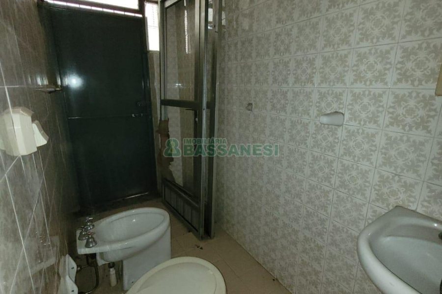 Casa com 335m², 6 dormitórios, 2 vagas, no bairro Exposição em Caxias do Sul para Comprar