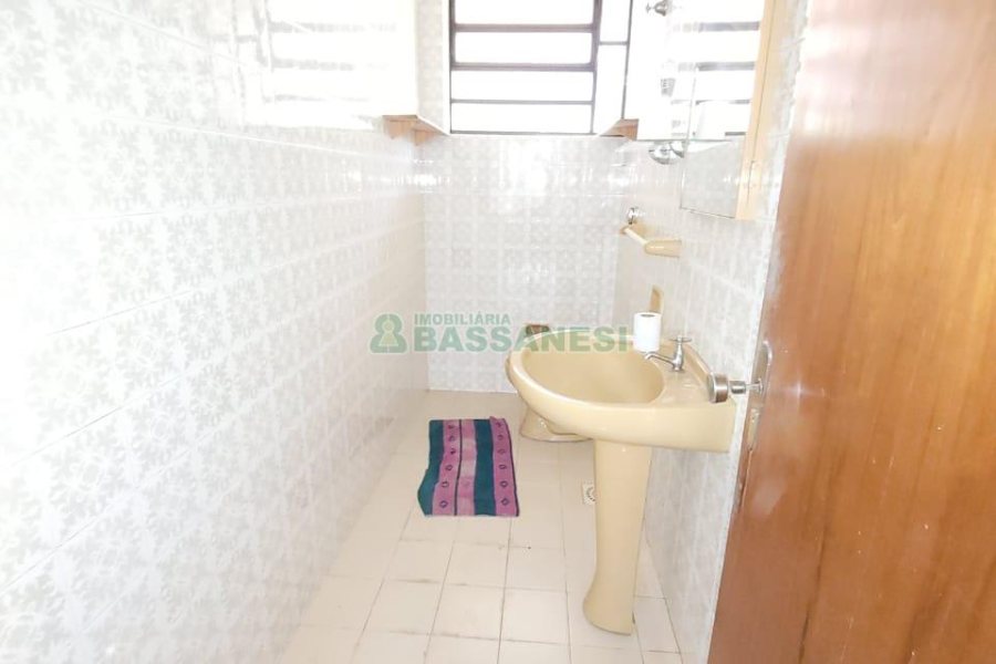 Casa com 335m², 6 dormitórios, 2 vagas, no bairro Exposição em Caxias do Sul para Comprar