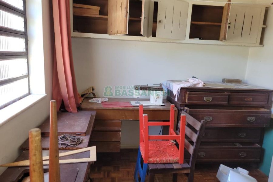 Casa com 335m², 6 dormitórios, 2 vagas, no bairro Exposição em Caxias do Sul para Comprar