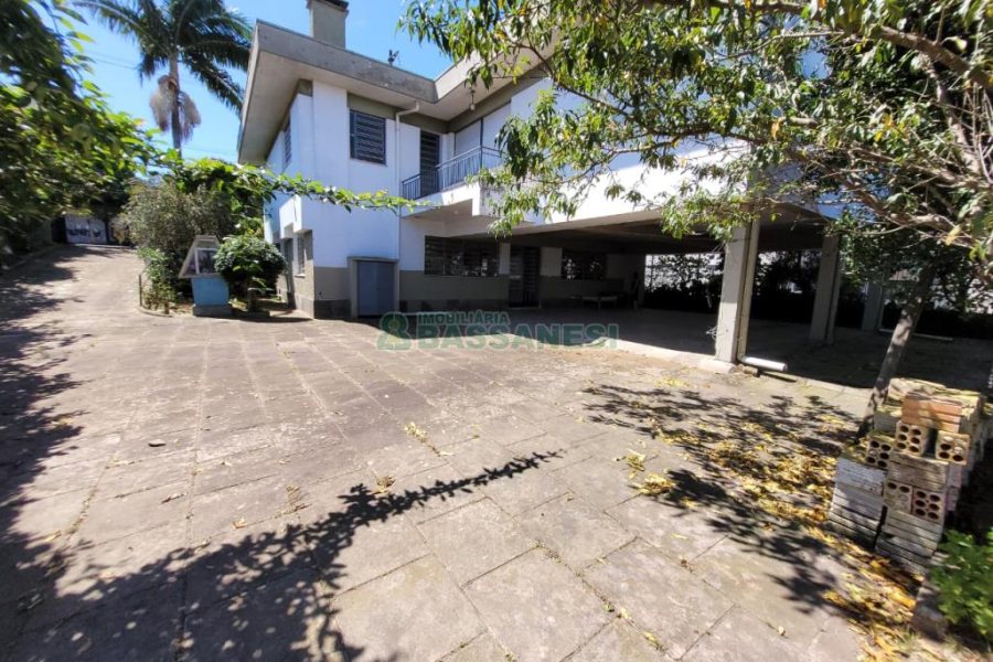 Casa com 335m², 6 dormitórios, 2 vagas, no bairro Exposição em Caxias do Sul para Comprar