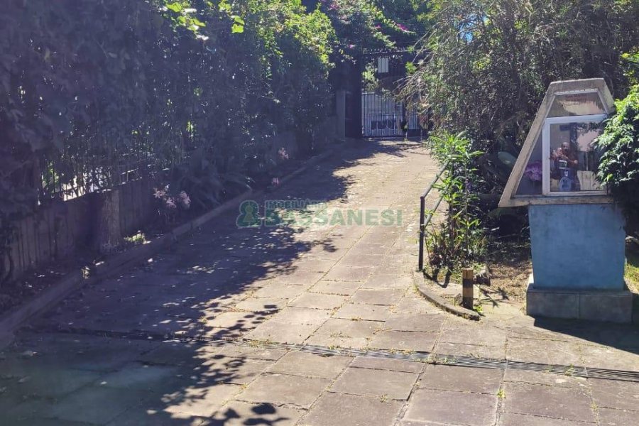 Casa com 335m², 6 dormitórios, 2 vagas, no bairro Exposição em Caxias do Sul para Comprar