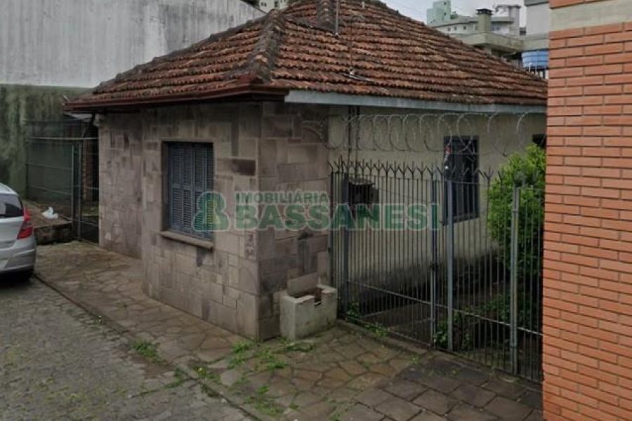 Casa com 335m², 6 dormitórios, 2 vagas, no bairro Exposição em Caxias do Sul para Comprar