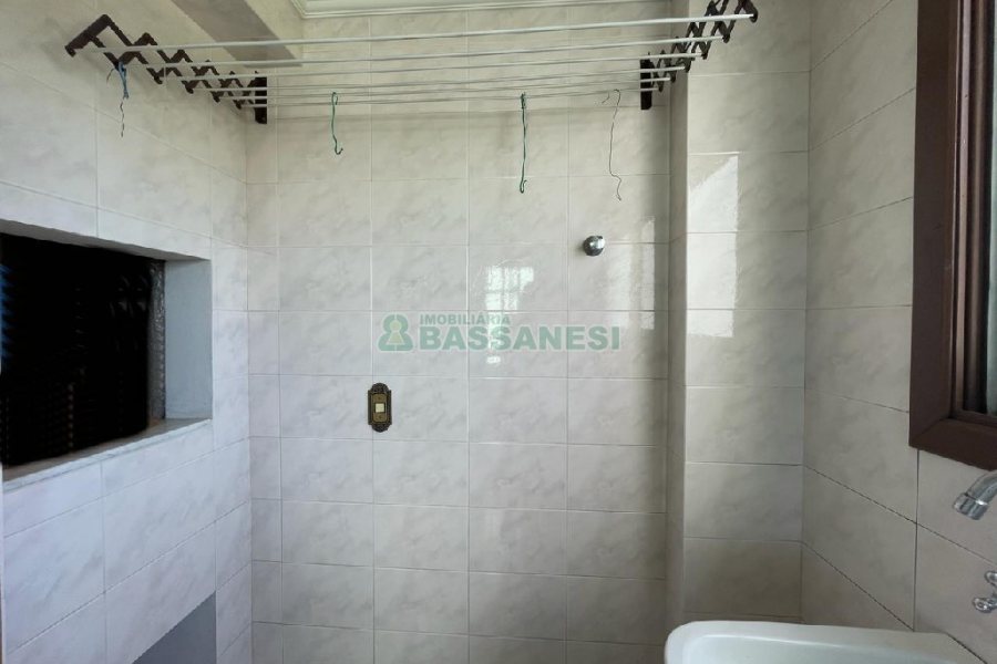 Apartamento com 102m², 3 dormitórios, 2 vagas, no bairro Madureira em Caxias do Sul para Alugar