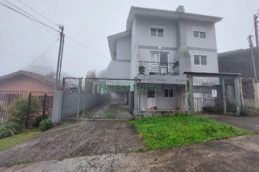 Sobrado Mobiliado com 80m², 2 dormitórios, 1 vaga, no bairro Santa Catarina em Caxias do Sul para Comprar