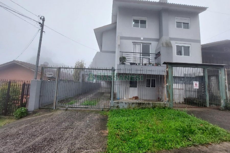 Sobrado Mobiliado com 80m², 2 dormitórios, 1 vaga, no bairro Santa Catarina em Caxias do Sul para Comprar