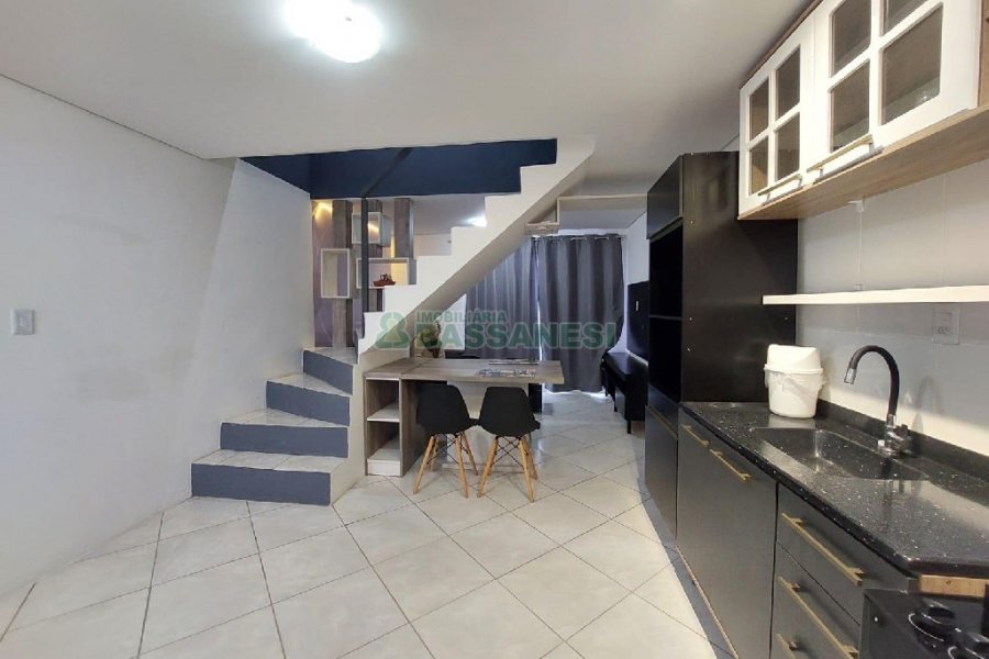 Sobrado Mobiliado com 80m², 2 dormitórios, 1 vaga, no bairro Santa Catarina em Caxias do Sul para Comprar