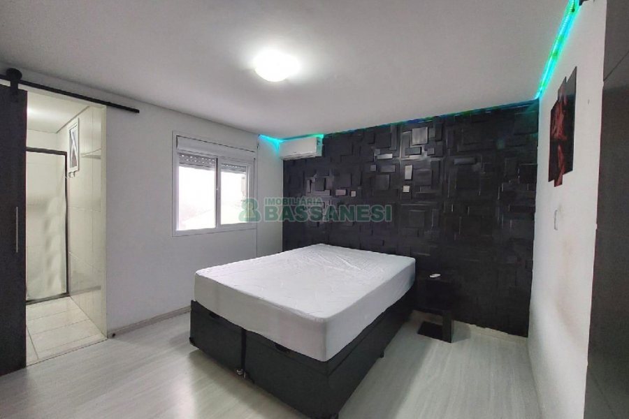 Sobrado Mobiliado com 80m², 2 dormitórios, 1 vaga, no bairro Santa Catarina em Caxias do Sul para Comprar