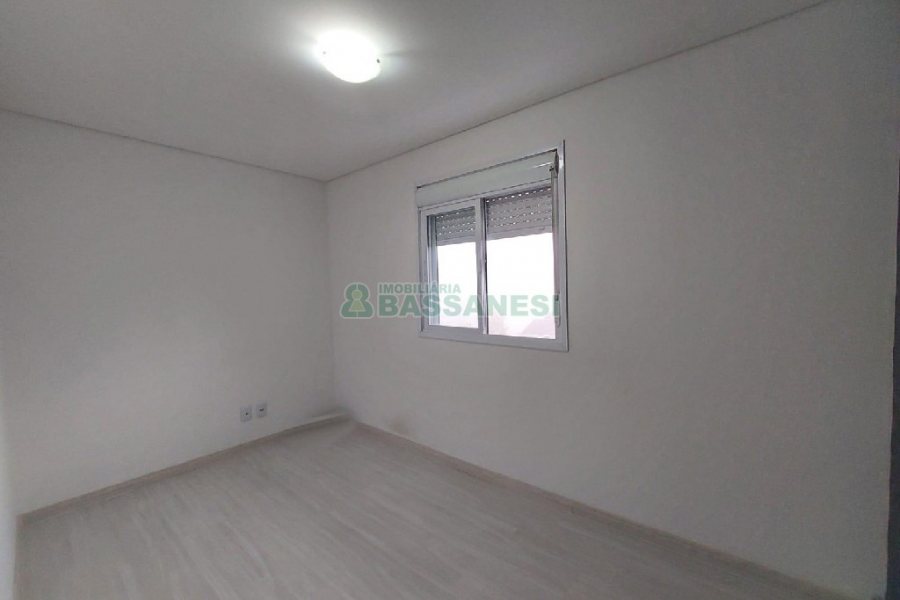 Sobrado Mobiliado com 80m², 2 dormitórios, 1 vaga, no bairro Santa Catarina em Caxias do Sul para Comprar