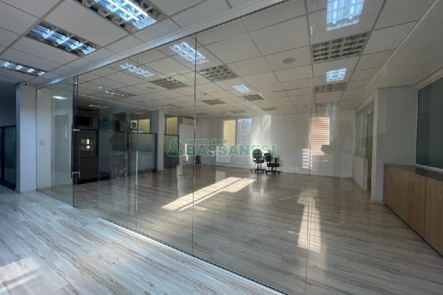 Sala Mobiliada com 297m², 2 vagas, no bairro Sanvitto em Caxias do Sul para Alugar