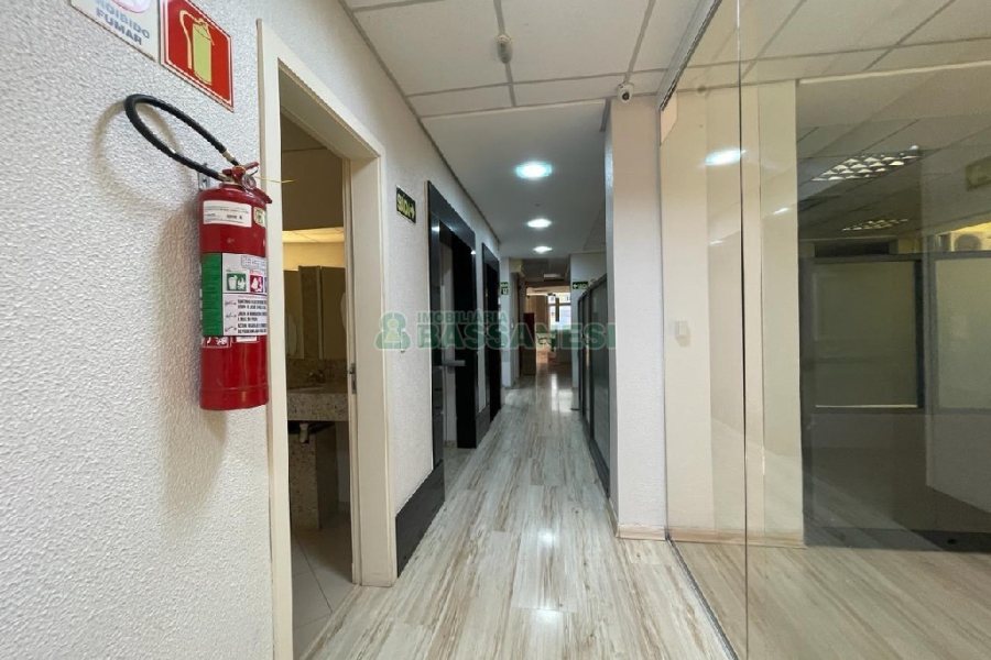 Sala Mobiliada com 297m², 2 vagas, no bairro Sanvitto em Caxias do Sul para Alugar