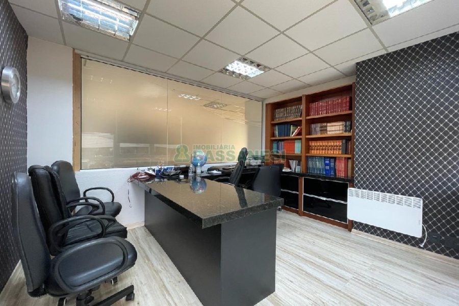 Sala Mobiliada com 297m², 2 vagas, no bairro Sanvitto em Caxias do Sul para Alugar