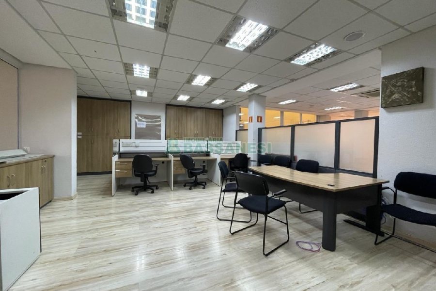 Sala Mobiliada com 297m², 2 vagas, no bairro Sanvitto em Caxias do Sul para Alugar